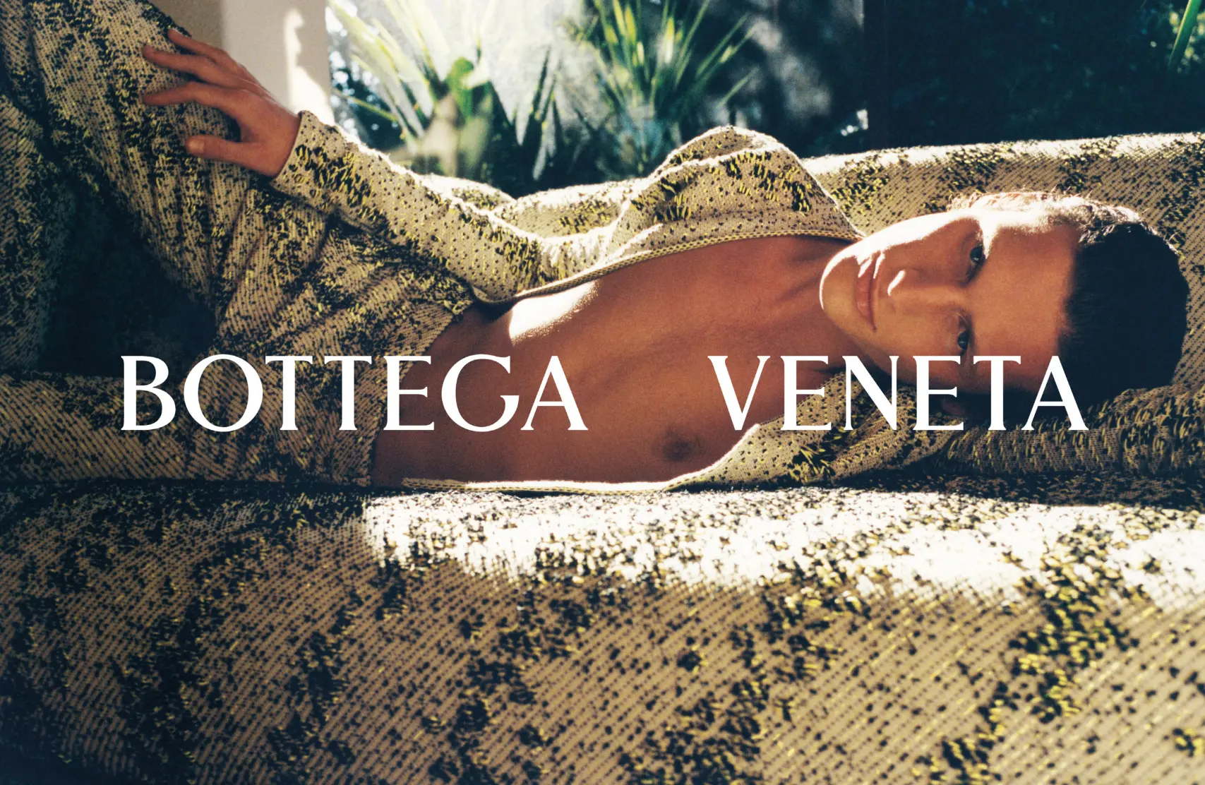 C_2020_11_09_Tyrone_Lebon_DoBeDo_BV_SS21_Campaign_ValenciaA05_rgb_crop_logo-scaled-23